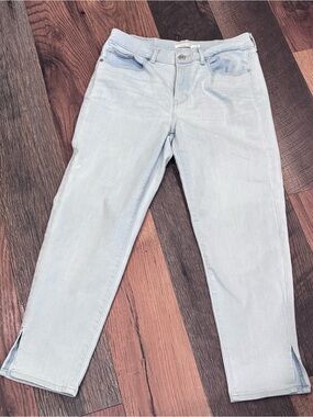 Levi’s classic crop Light Wash Slim Straight Jeans ankle slits and detail size 6